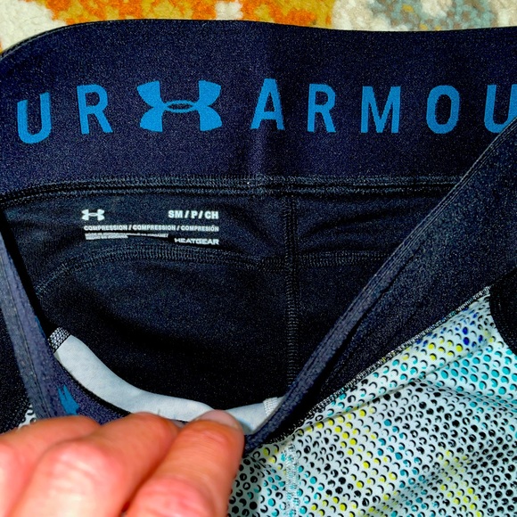 NWOT Women’s UNDER ARMOUR grid pattern compression leggings SMALL - Picture 1 of 4